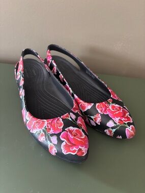Crocs Women's Eve Pink & Black Floral Graphic Sling Ballet Flats Sz 7 EUC
